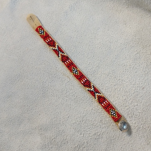 Handmade beaded bracelet 8" red white black  and yellow silver button - Picture 4 of 4